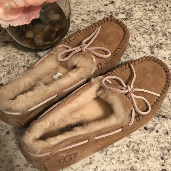 UGG Shoes - NEW Ugg Tan Shoes Sz 8